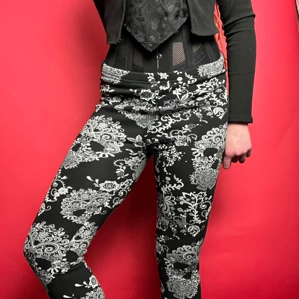 Just cozy / Black and white leggings with lace skull pattern 🤍🖤